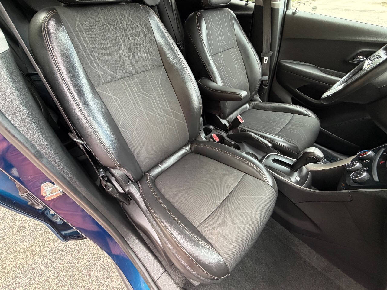 Used 2020 Chevrolet Trax LT w/ LT Convenience Package AWD/4WD image 12
