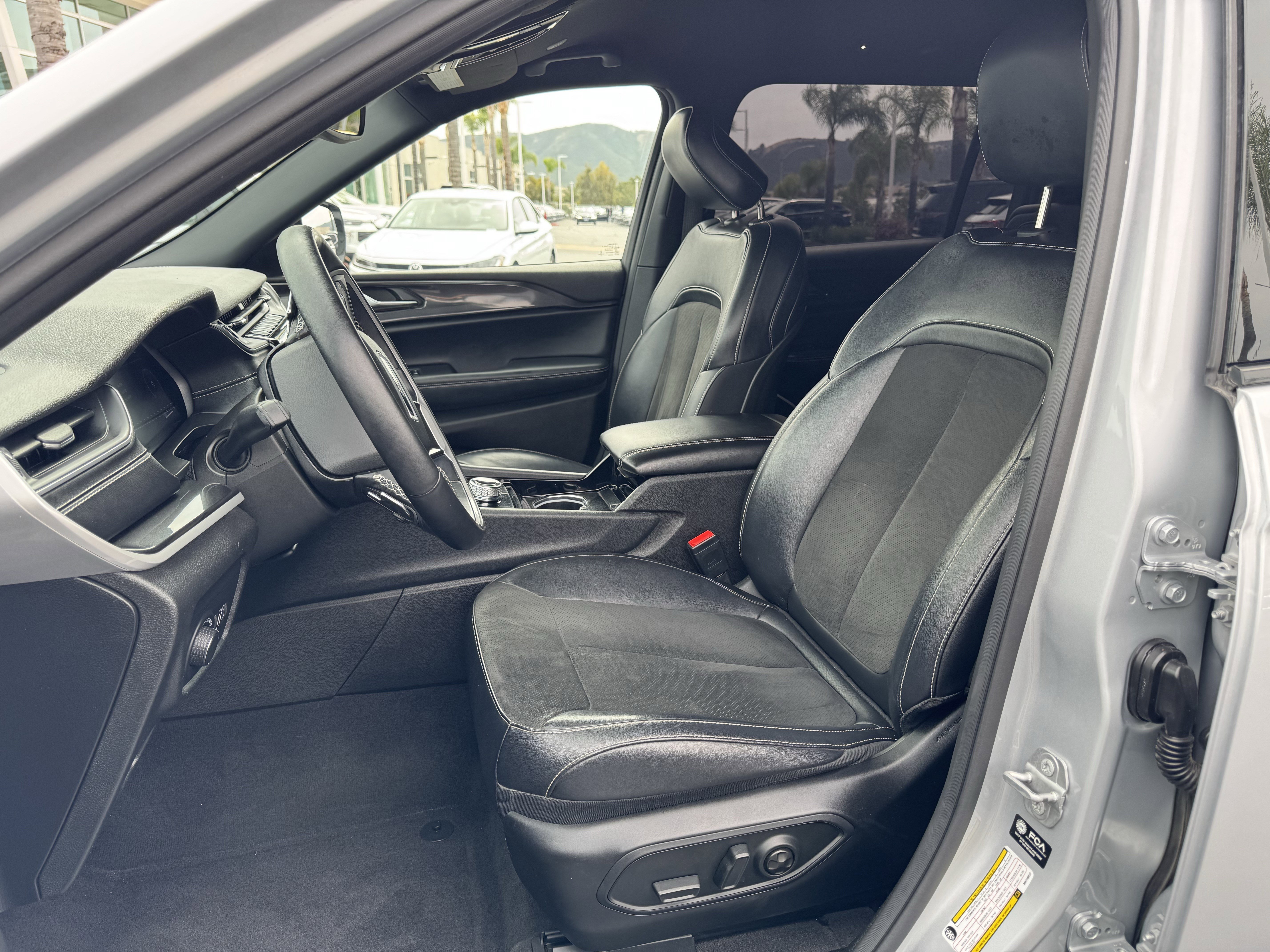 Used 2021 Jeep Grand Cherokee L Laredo image 16