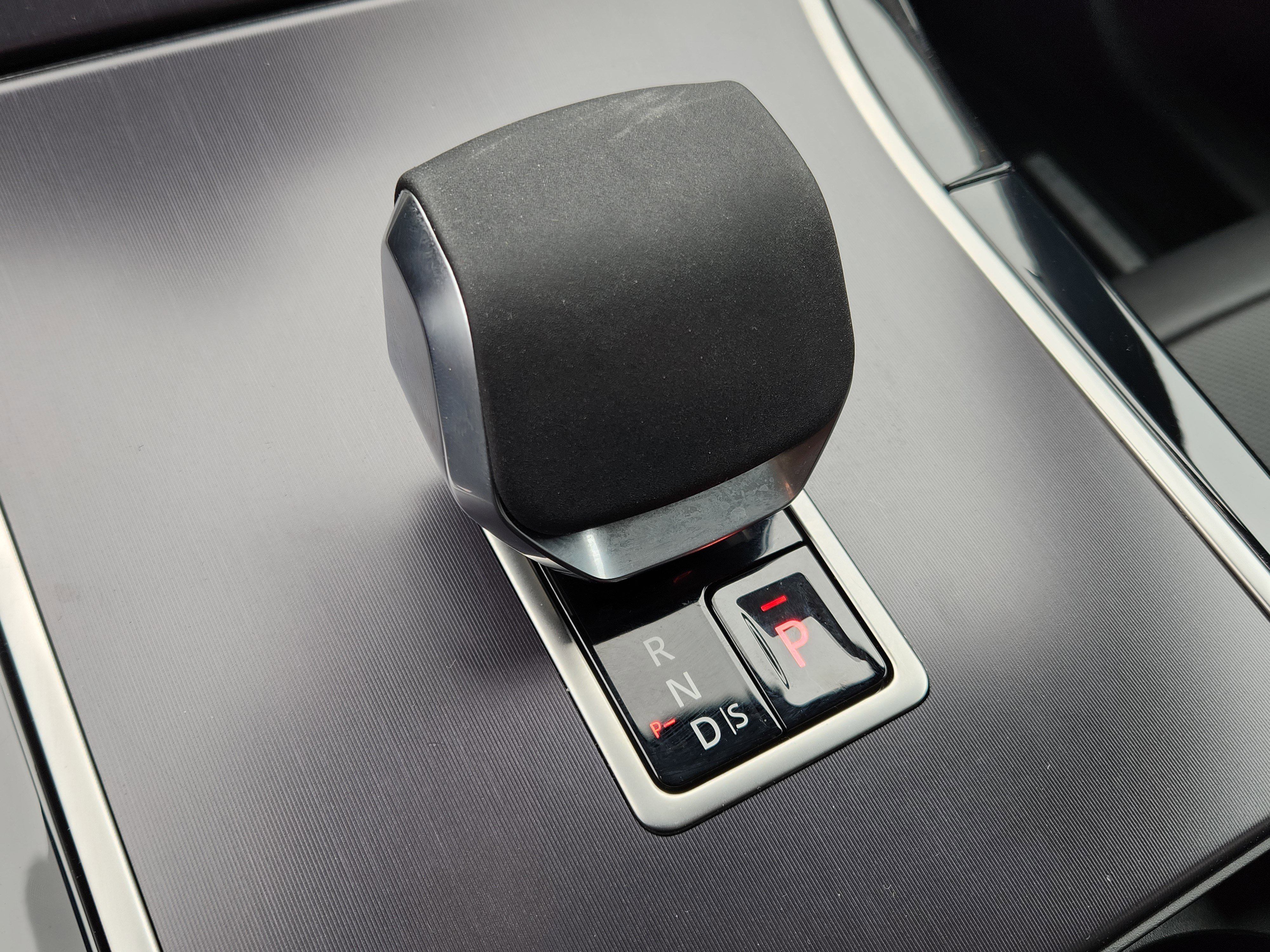 Certified 2026 Land Rover Range Rover Velar Dynamic SE image 22