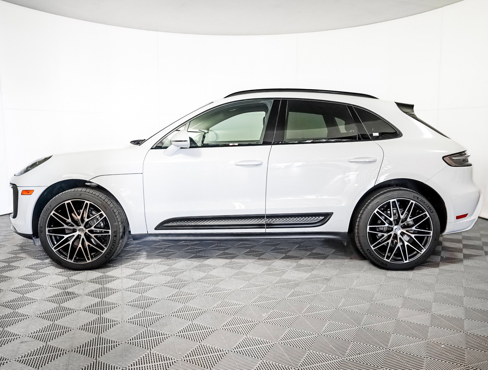 Certified 2023 Porsche Macan image 2