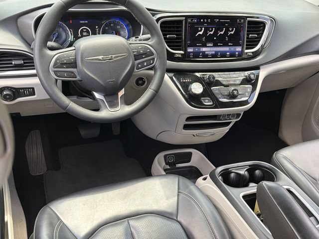 Used 2023 Chrysler Pacifica Touring-L FWD image 17