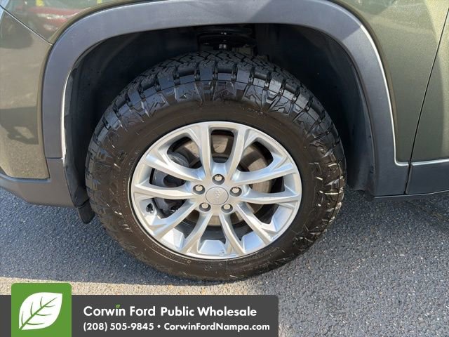 Used 2019 Jeep Cherokee Latitude w/ Popular Appearance Group AWD/4WD image 9