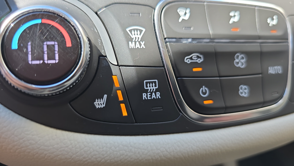 Used 2023 Chevrolet Malibu LT FWD image 30