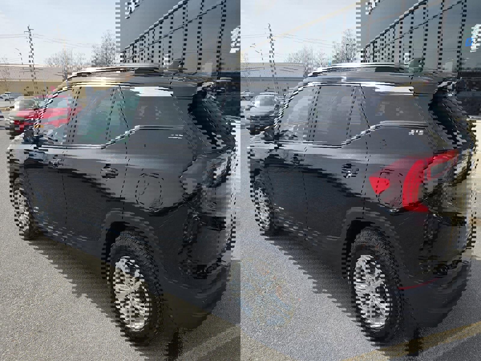 Used 2022 GMC Terrain SLE w/ Driver Convenience Package image 3