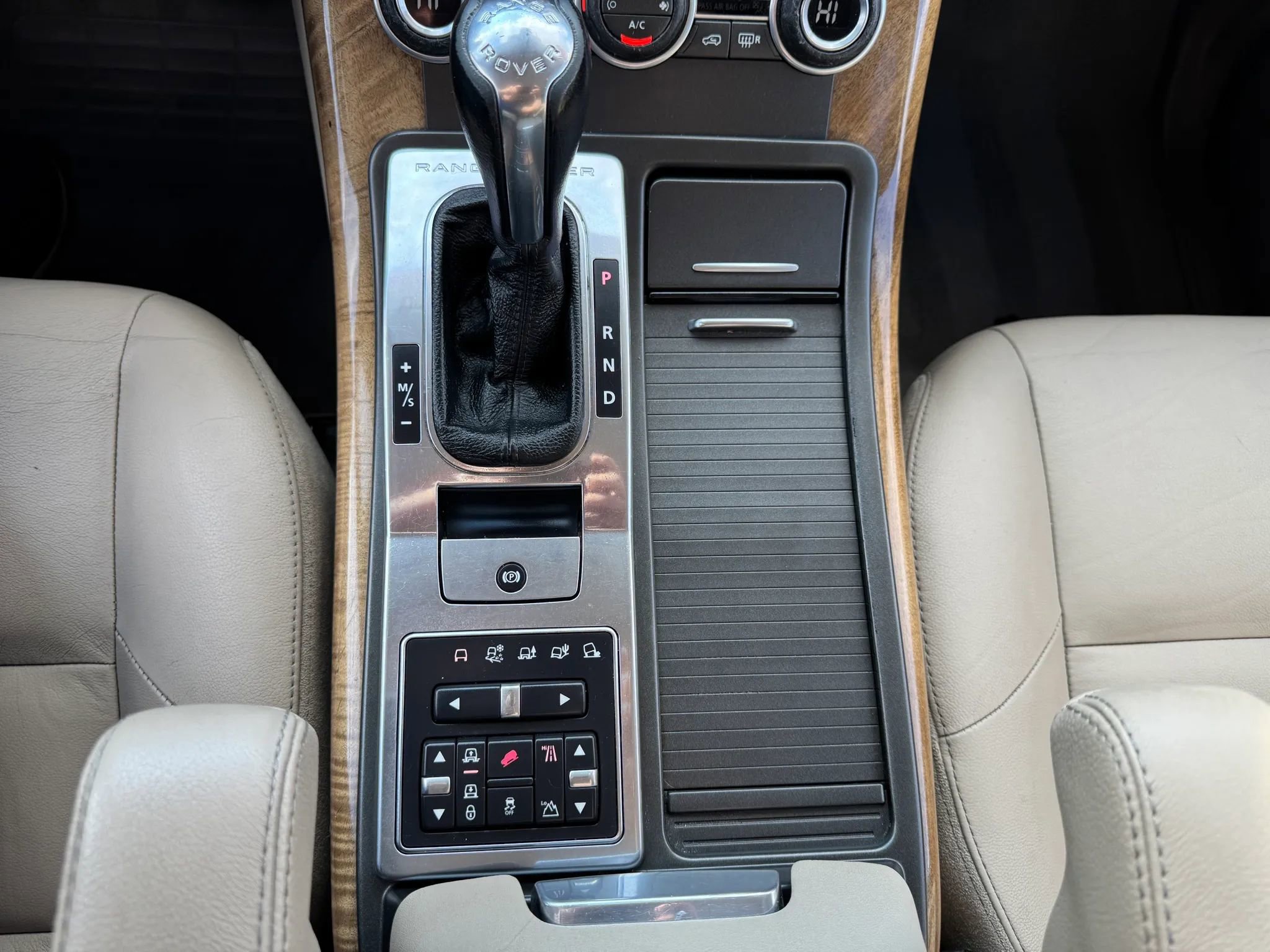 Used 2013 Land Rover Range Rover Sport HSE AWD/4WD image 16