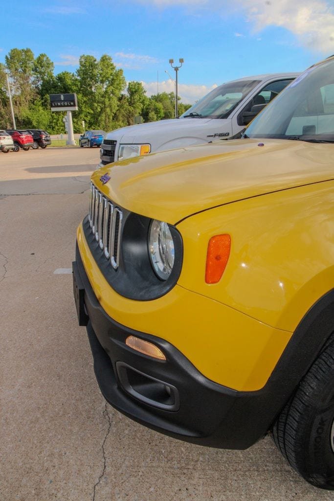 Used 2015 Jeep Renegade Latitude w/ Cold Weather Group II AWD/4WD image 7
