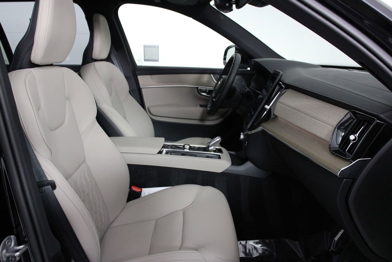 Certified 2025 Volvo XC90 T8 Plus AWD/4WD image 29