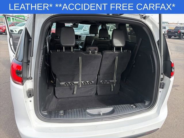 Used 2025 Chrysler Pacifica Limited image 25