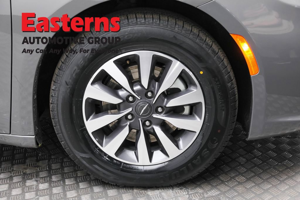 Used 2022 Chrysler Pacifica Touring-L image 32