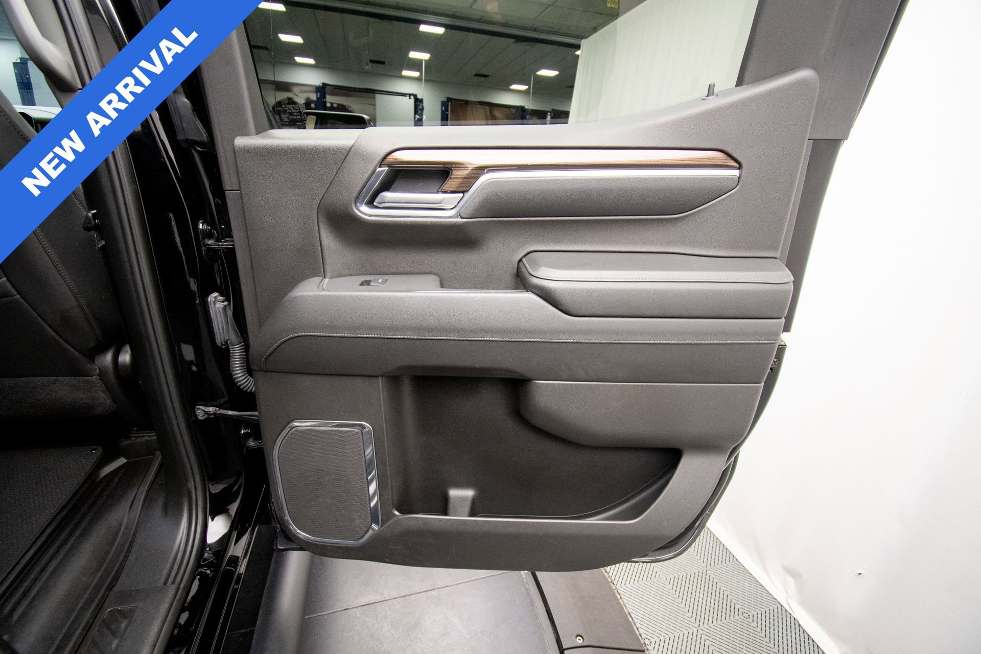 Used 2025 Chevrolet Silverado 1500 LT Trail Boss w/ Convenience Package II AWD/4WD image 38