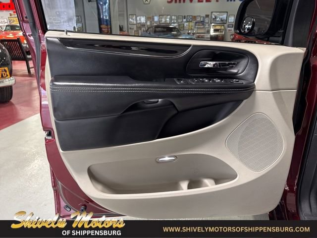 Used 2019 Dodge Grand Caravan SXT image 12