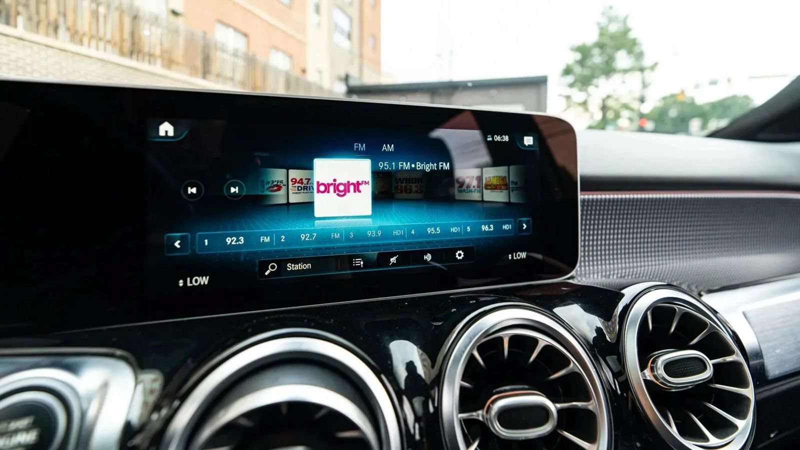 Used 2020 Mercedes-Benz GLB 250 4MATIC w/ Premium Package image 40