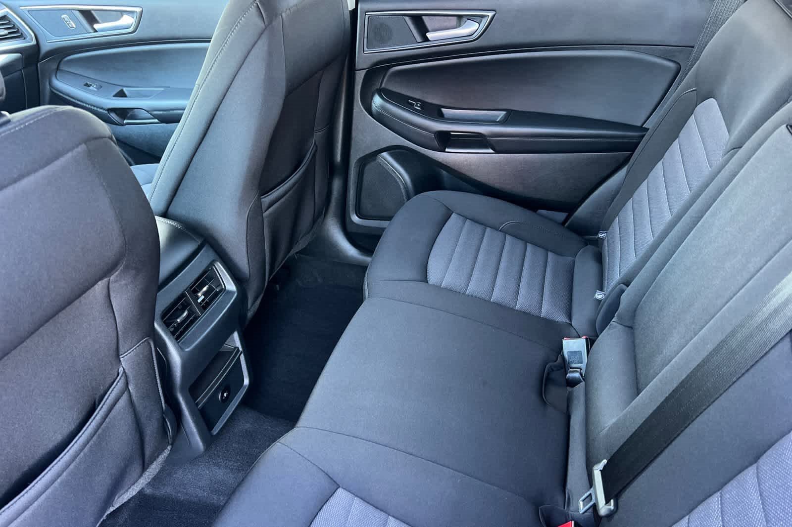 Certified 2024 Ford Edge SE w/ Black Appearance Package image 4