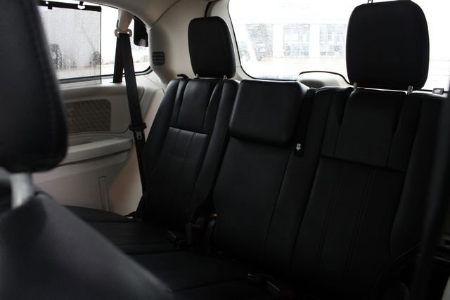 Used 2014 Chrysler Town & Country Touring-L w/ Driver Convenience Group image 19