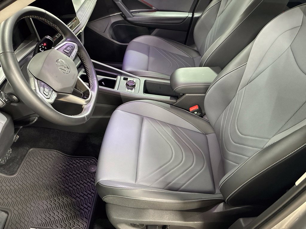 Used 2026 Volkswagen Tiguan SE w/ Panoramic Sunroof Package AWD/4WD image 12