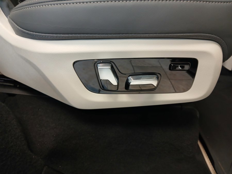 Used 2024 BMW X7 M60i w/ Executive Package image 25