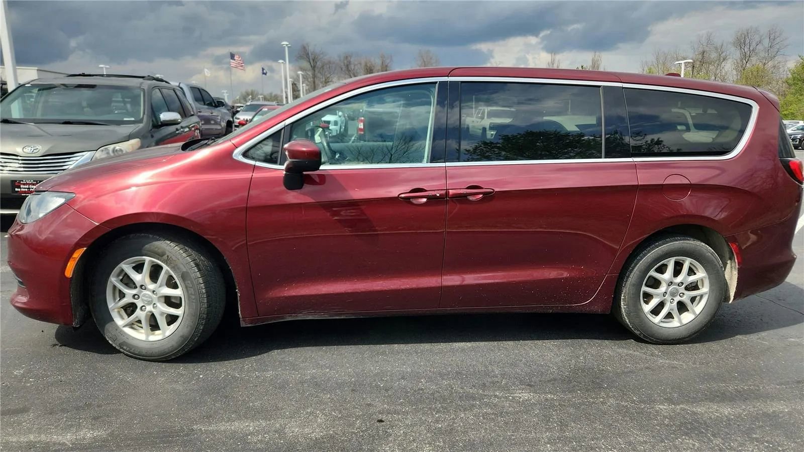 Used 2017 Chrysler Pacifica Touring image 5
