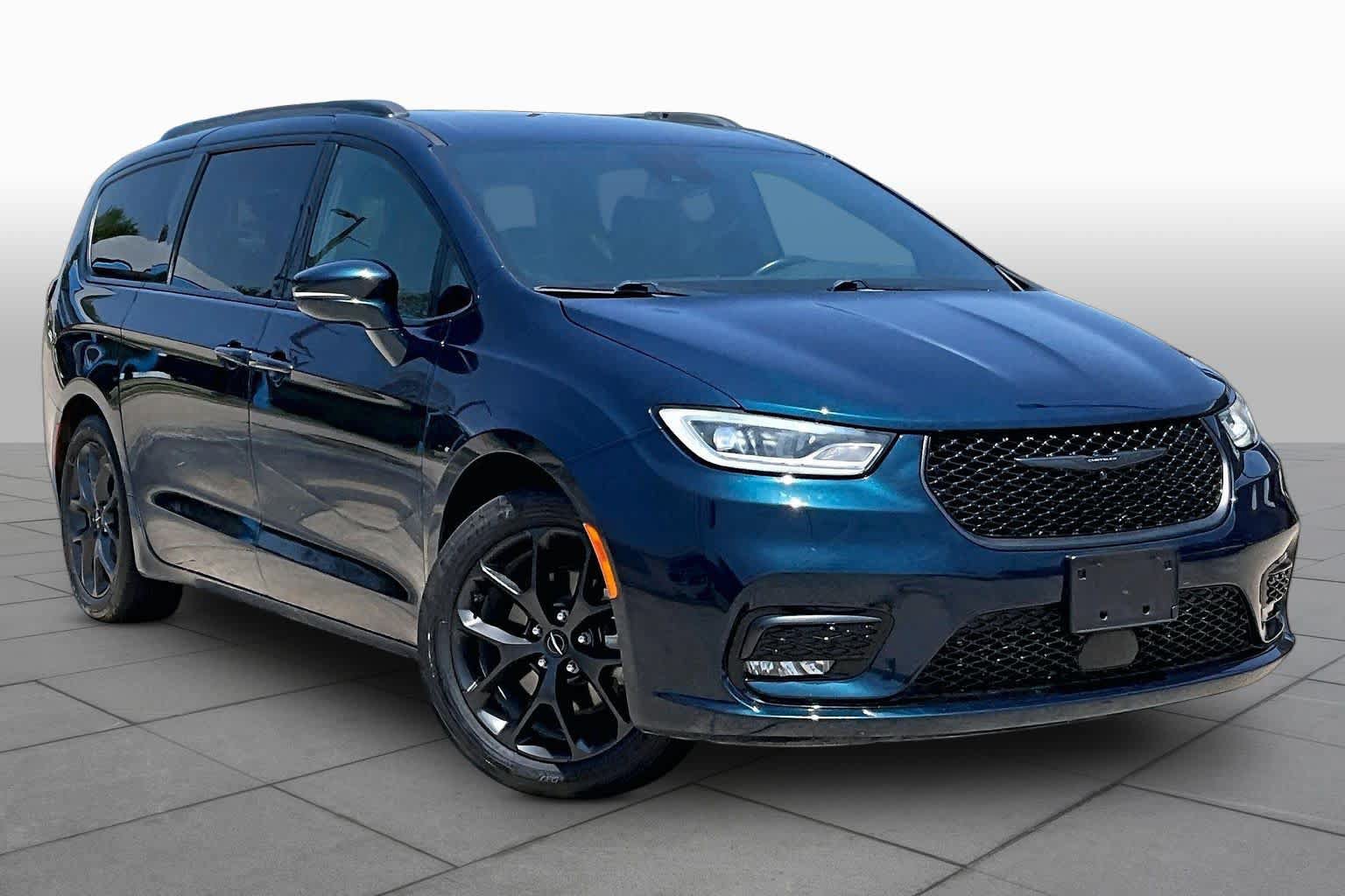Used 2021 Chrysler Pacifica Touring w/ S Appearance Package FWD image 3