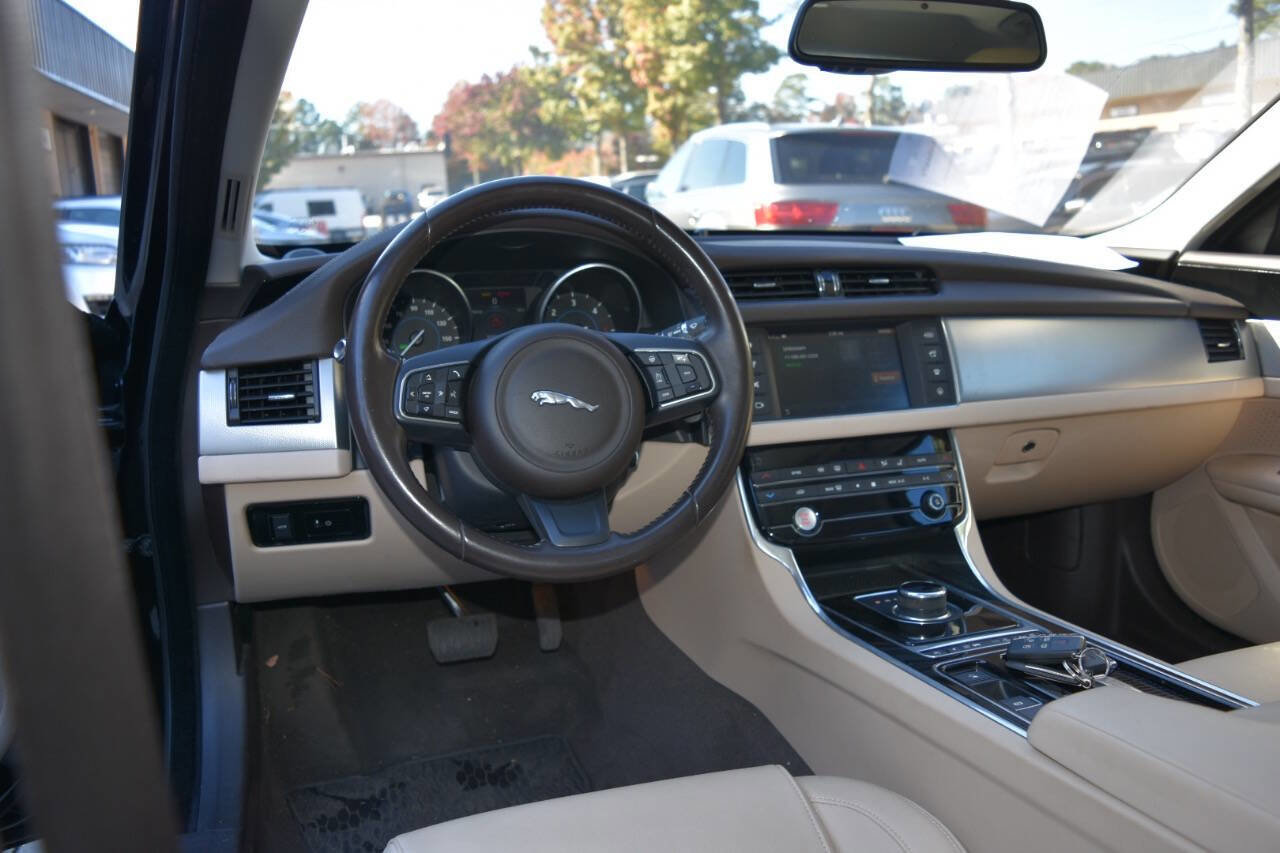 Used 2017 Jaguar XF Premium image 34