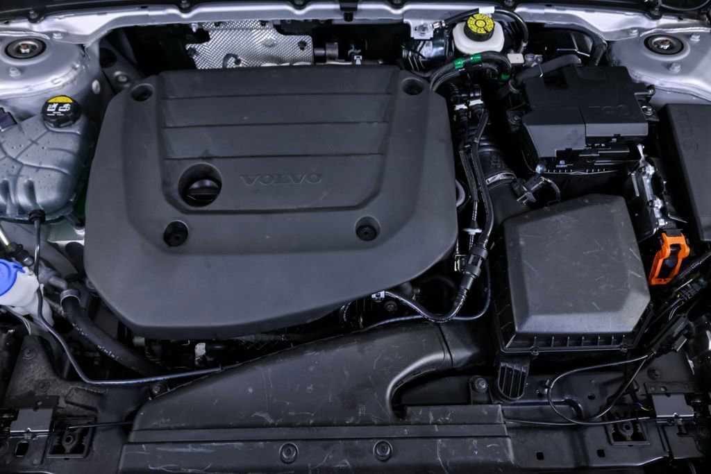 Certified 2025 Volvo XC40 B5 Plus image 33