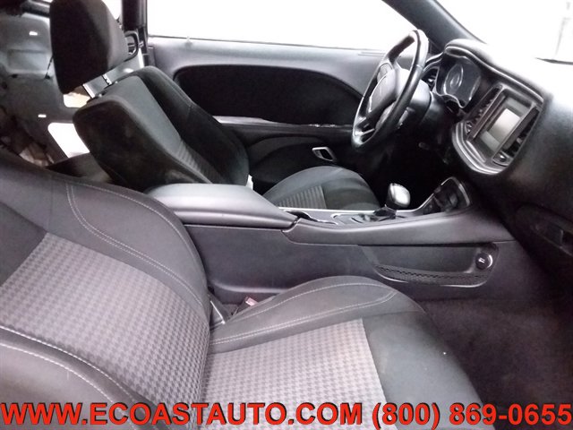 Used 2016 Dodge Challenger SXT image 13