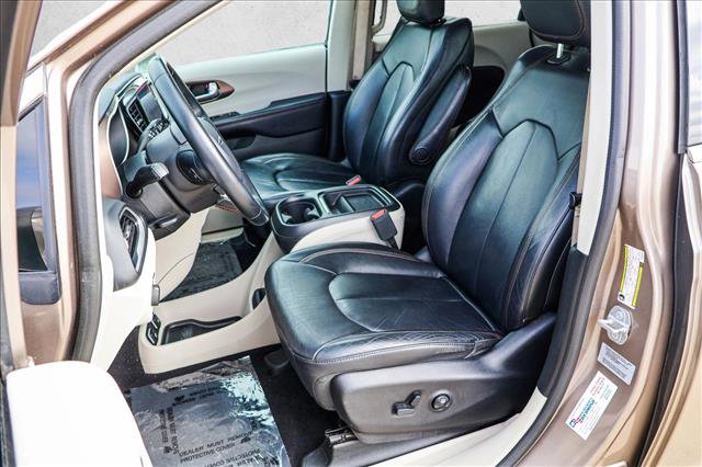 Used 2017 Chrysler Pacifica Touring-L image 11