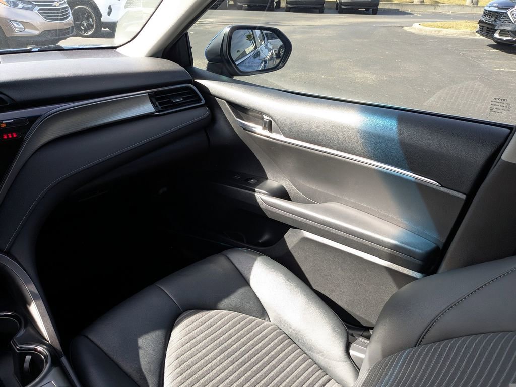 Used 2020 Toyota Camry SE w/ Moonroof Package image 16