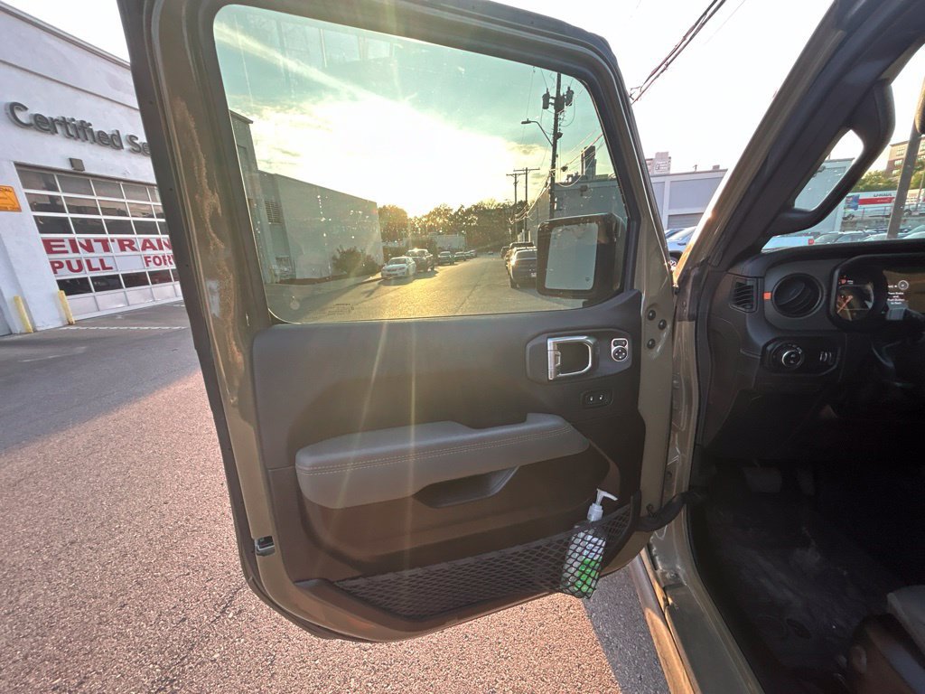 Used 2025 Jeep Gladiator Mojave AWD/4WD image 26