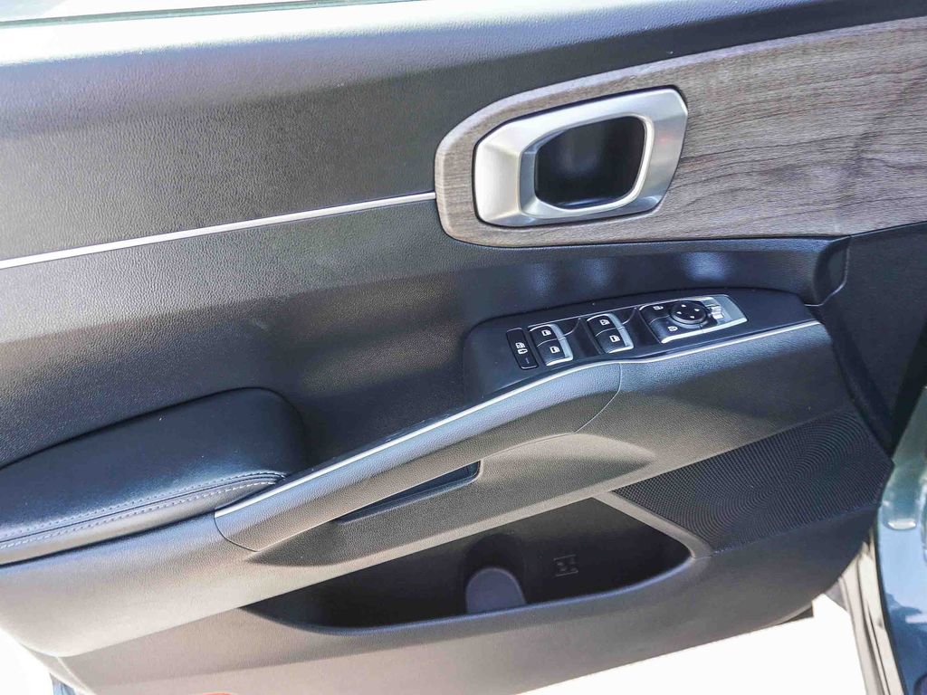 Certified 2021 Kia Sorento EX w/ EX AWD X-Line Package image 17