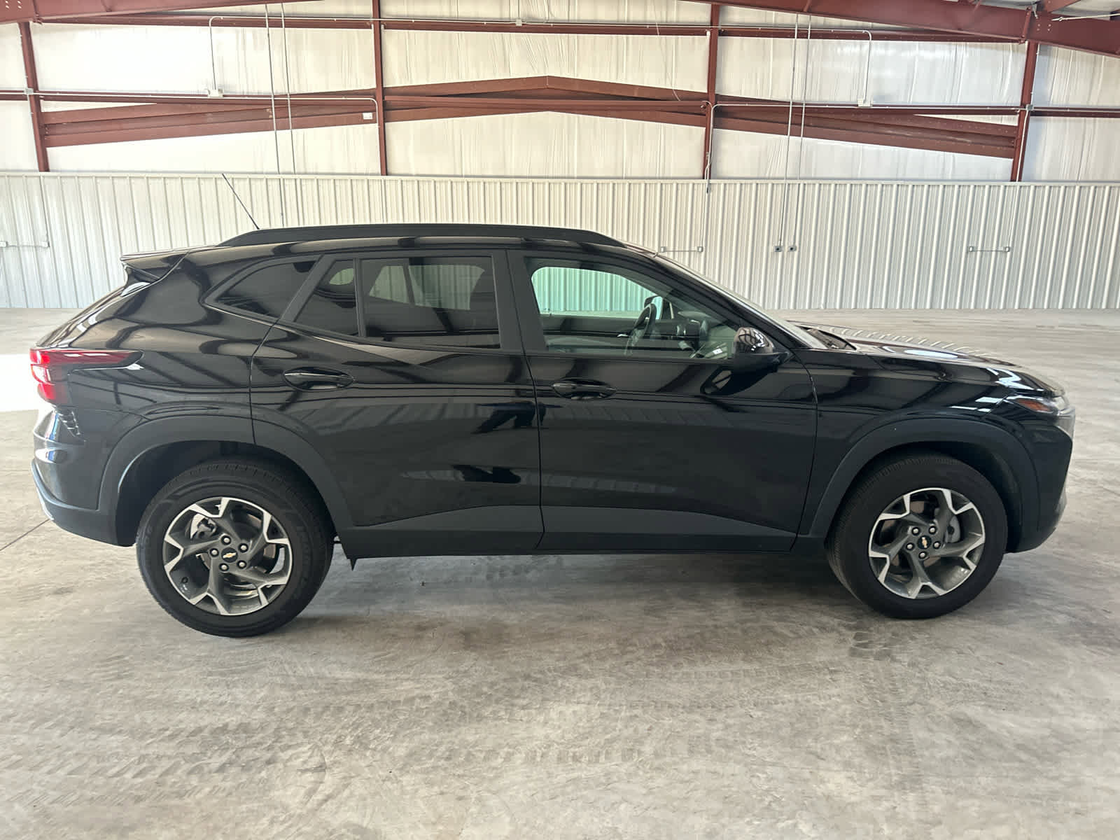 Used 2025 Chevrolet Trax LT FWD image 6