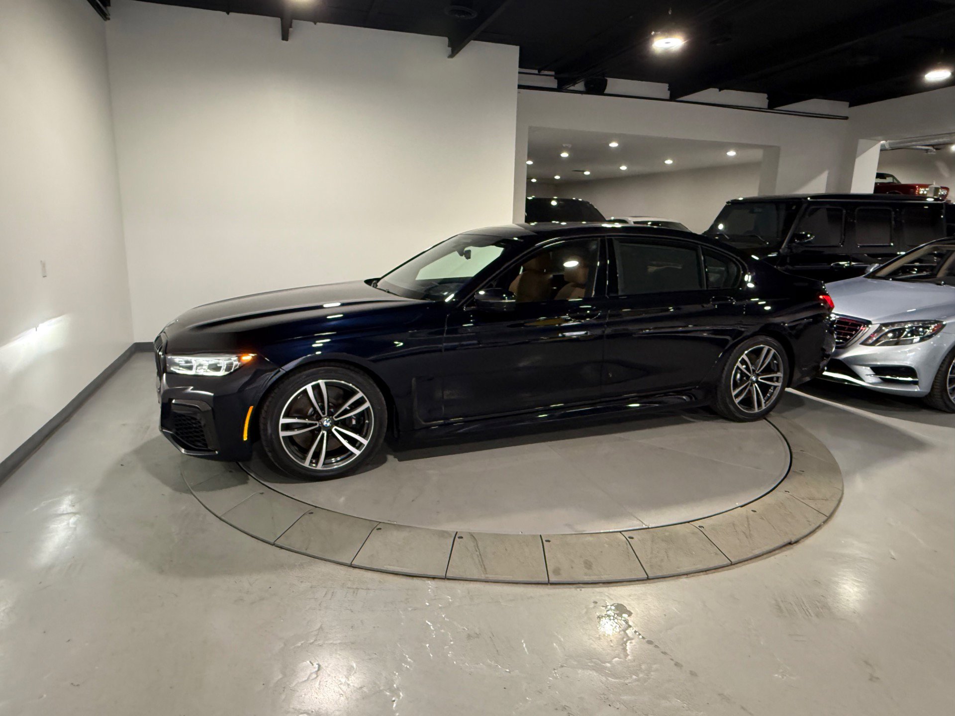 Used 2022 BMW 740i xDrive w/ M Sport Package image 9