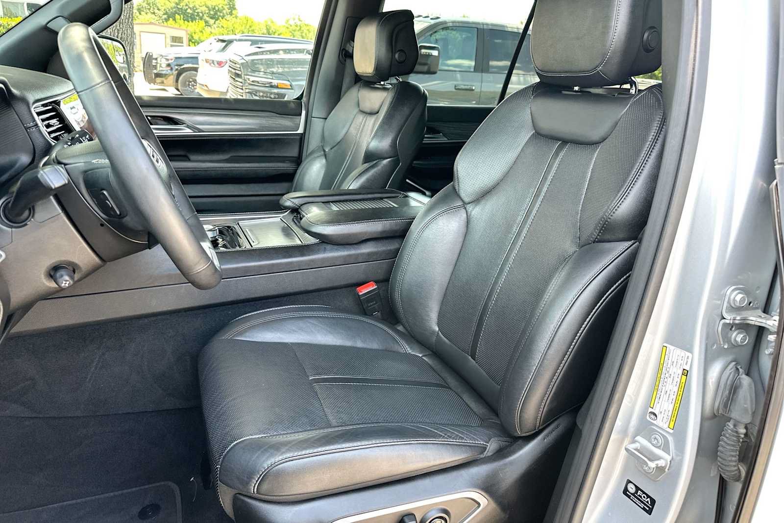 Used 2023 Jeep Wagoneer L Series II AWD/4WD image 17