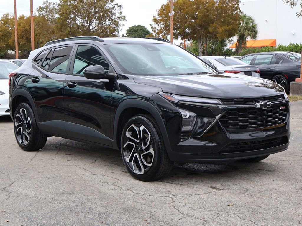 Used 2024 Chevrolet Trax RS w/ Sunroof Package image 2