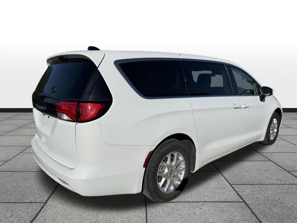 Used 2023 Chrysler Voyager LX FWD image 3