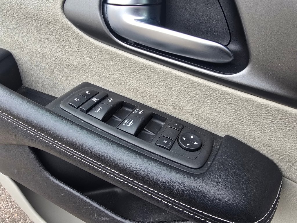 Used 2023 Chrysler Pacifica Touring-L image 28