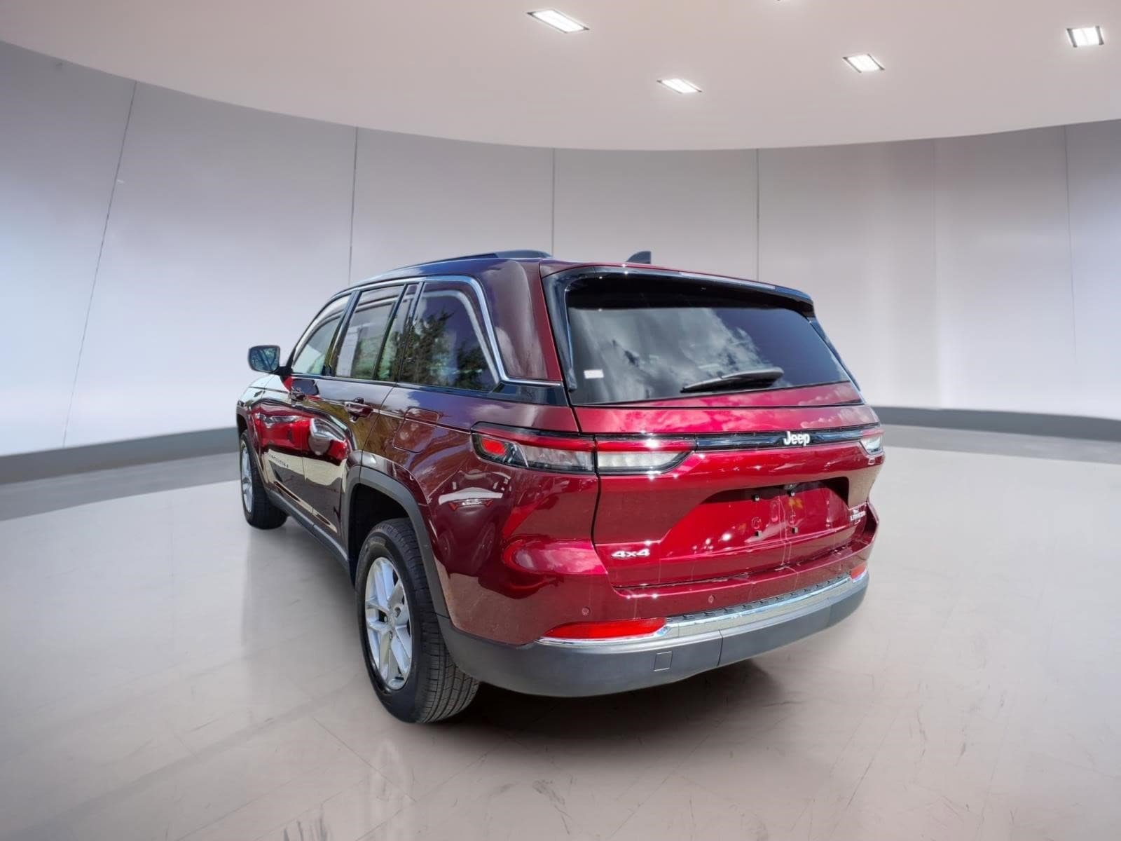 Used 2025 Jeep Grand Cherokee Laredo X w/ Luxury Tech Group I AWD/4WD image 3