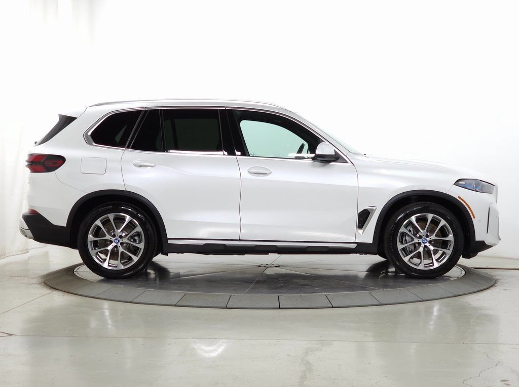 Used 2025 BMW X5 xDrive50e w/ Parking Assistance Package AWD/4WD image 13