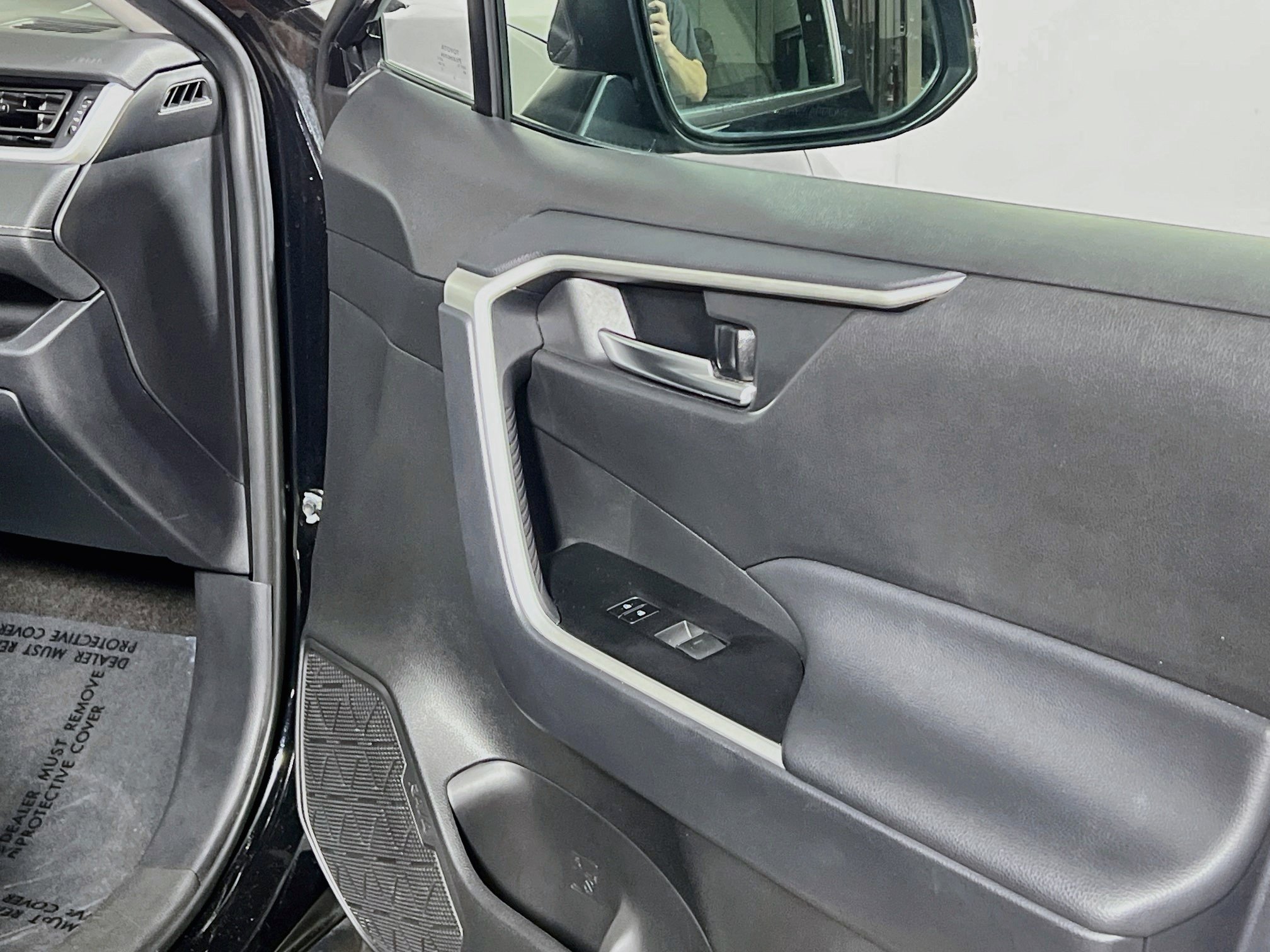 Used 2025 Toyota RAV4 XLE FWD image 31