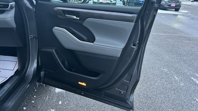 Used 2023 Toyota Highlander Limited image 44