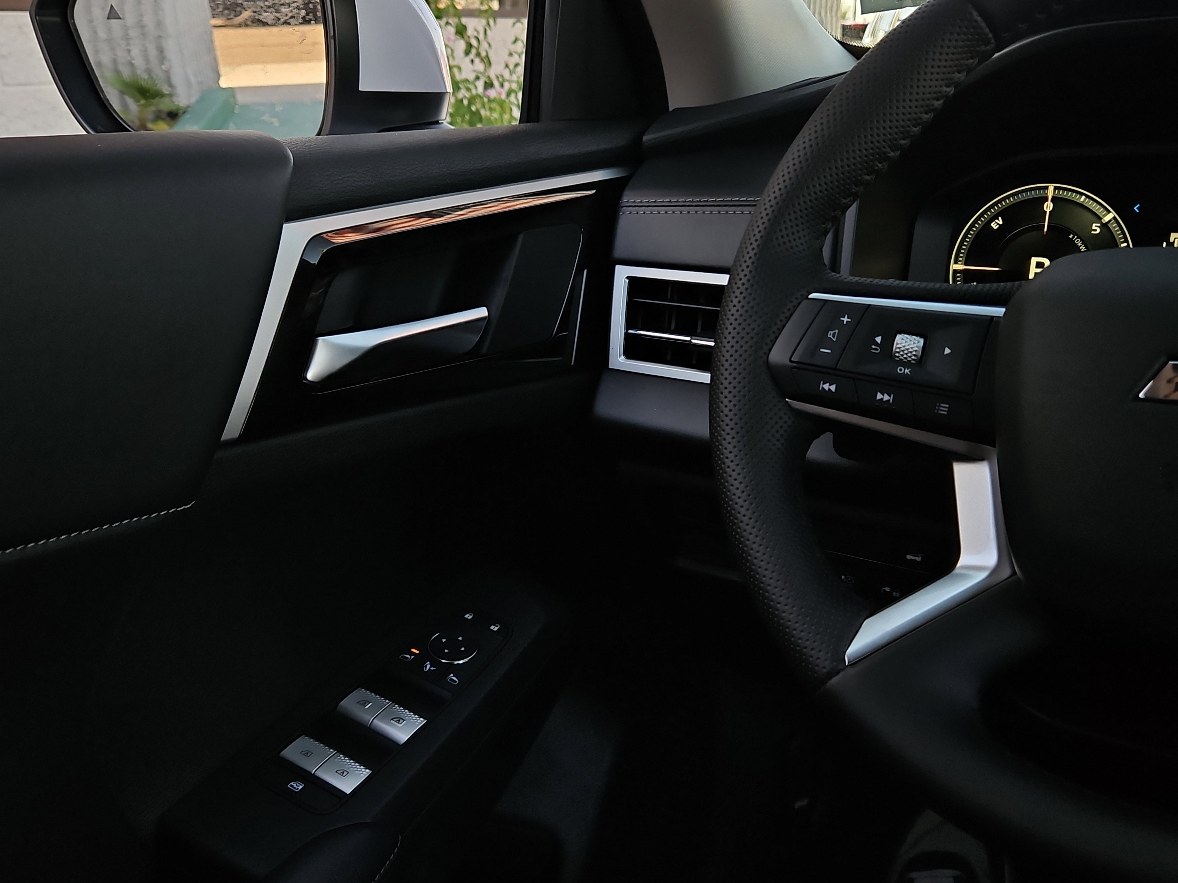 New 2025 Mitsubishi Outlander SE image 18