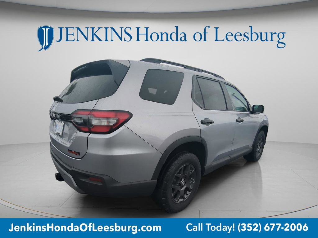 Used 2025 Honda Pilot TrailSport image 3