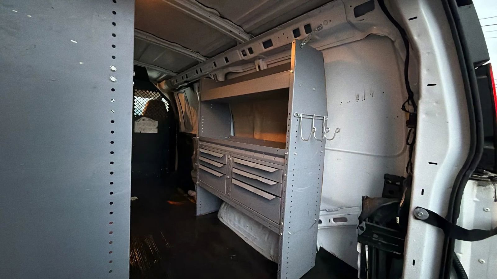 Used 2009 Chevrolet Express 2500 Van 3D image 9