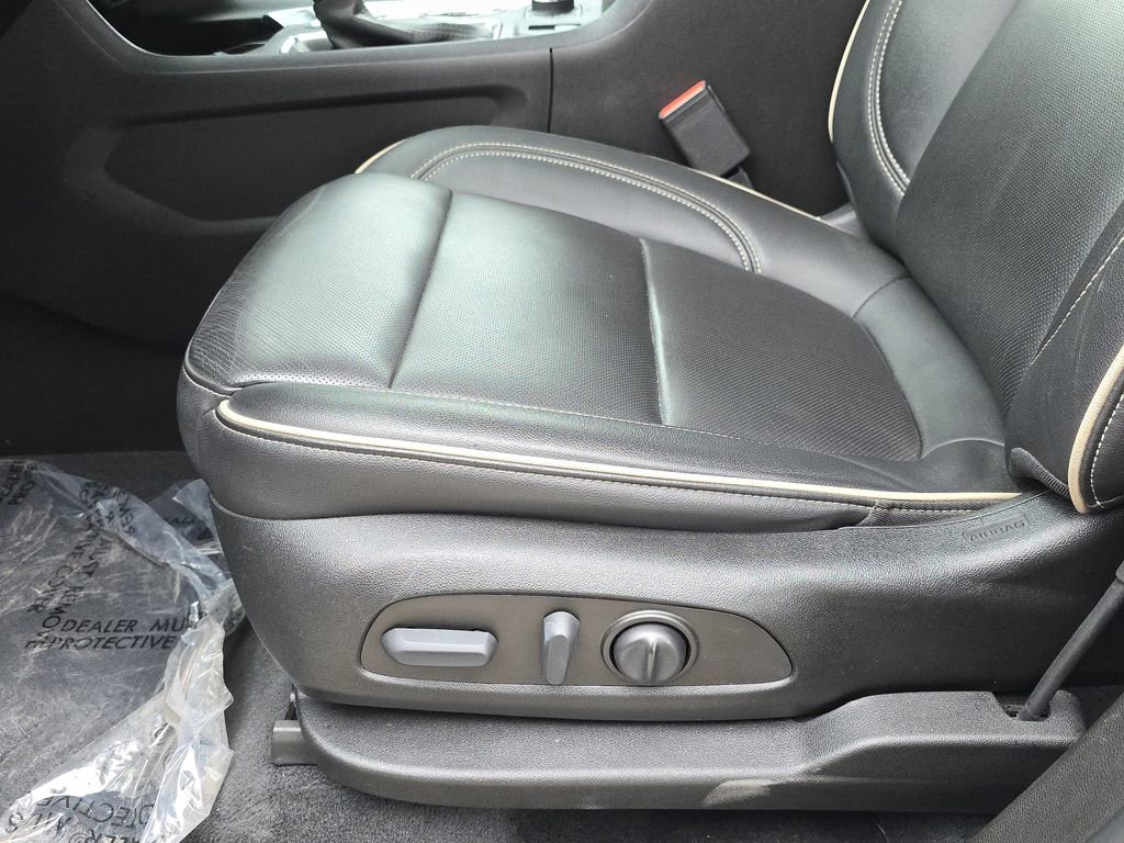 Used 2023 Chevrolet Traverse Premier w/ Redline Edition image 21