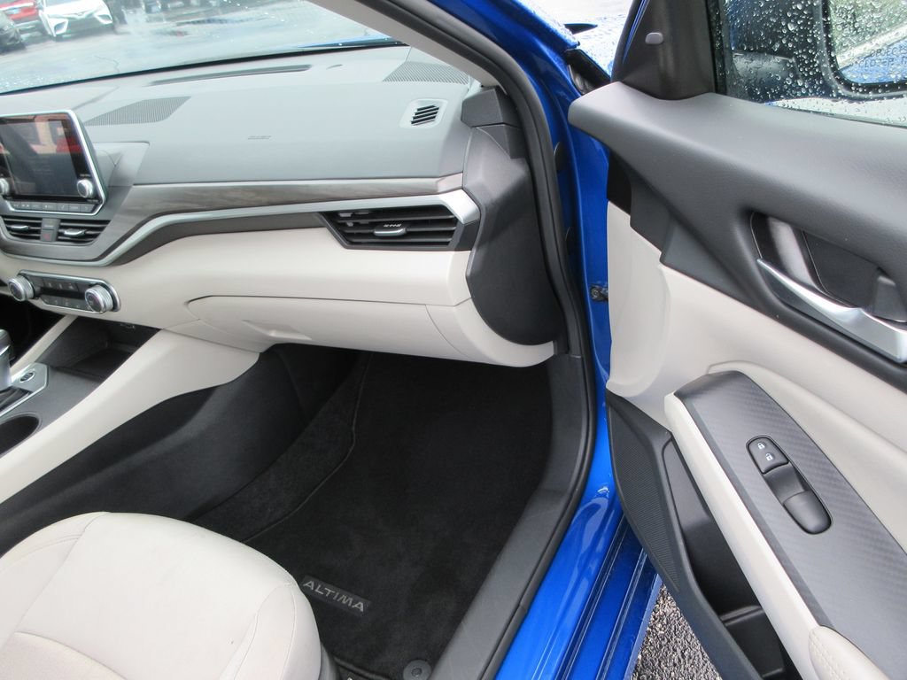 Used 2025 Nissan Altima 2.5 SV FWD image 16