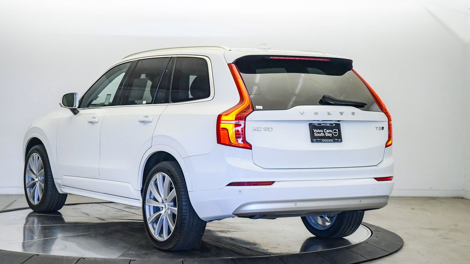 Certified 2022 Volvo XC90 T5 Momentum AWD/4WD image 2