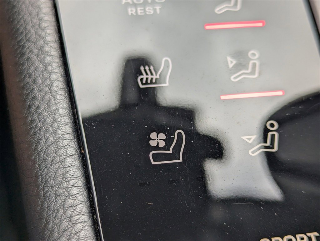 Used 2023 Porsche Macan Turbo image 16