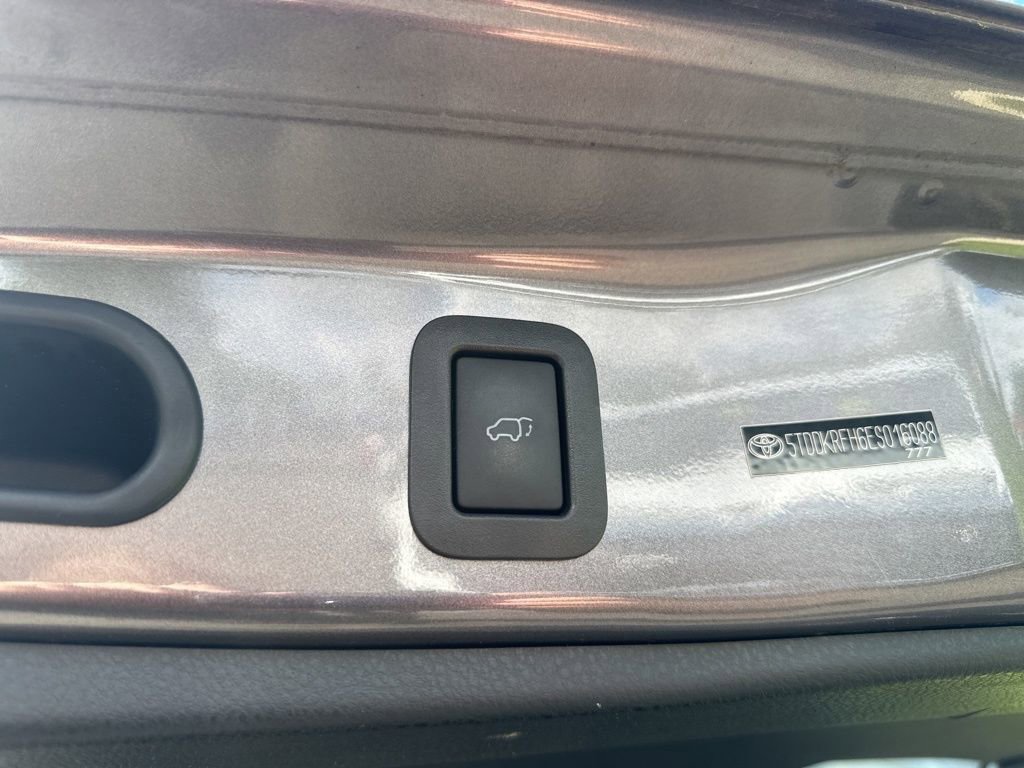 Used 2014 Toyota Highlander Limited AWD/4WD image 11