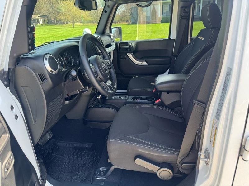 Used 2015 Jeep Wrangler Unlimited Sahara w/ Connectivity Group image 14