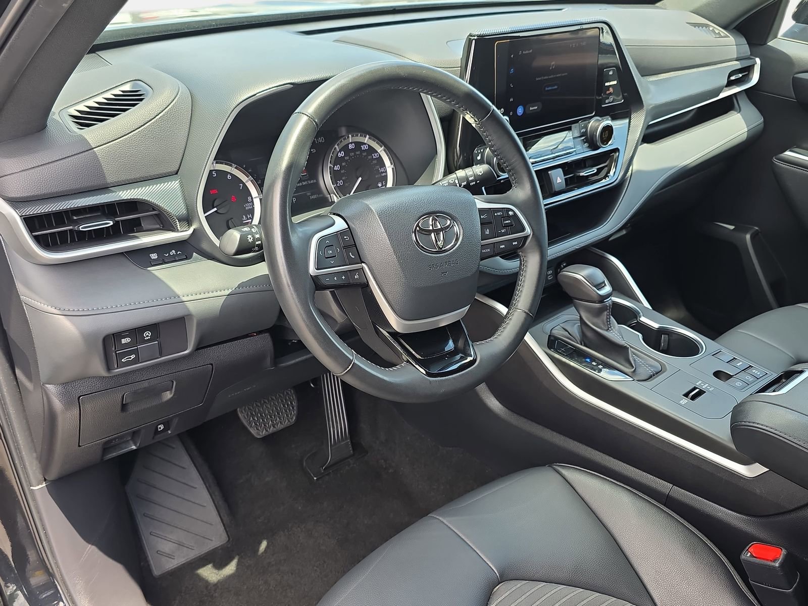 Used 2023 Toyota Highlander XSE FWD image 17