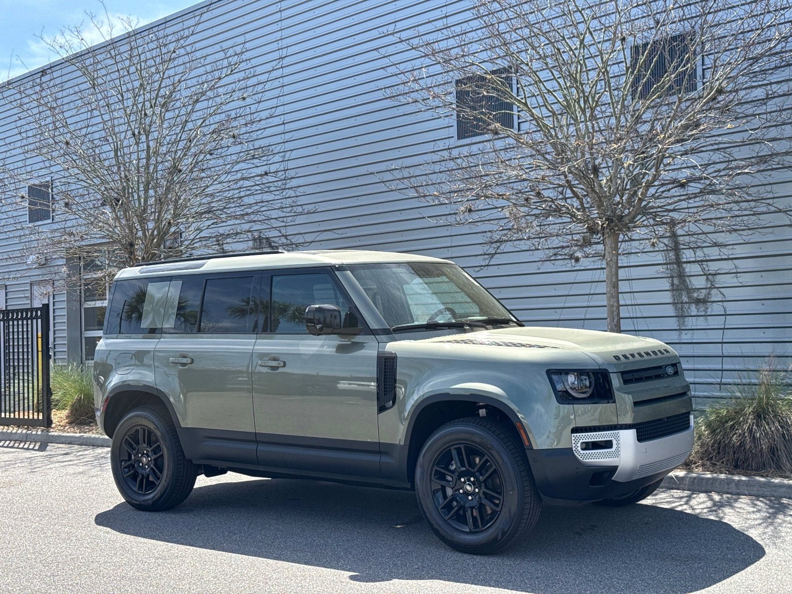Used 2025 Land Rover Defender 110 X-Dynamic SE AWD/4WD image 7